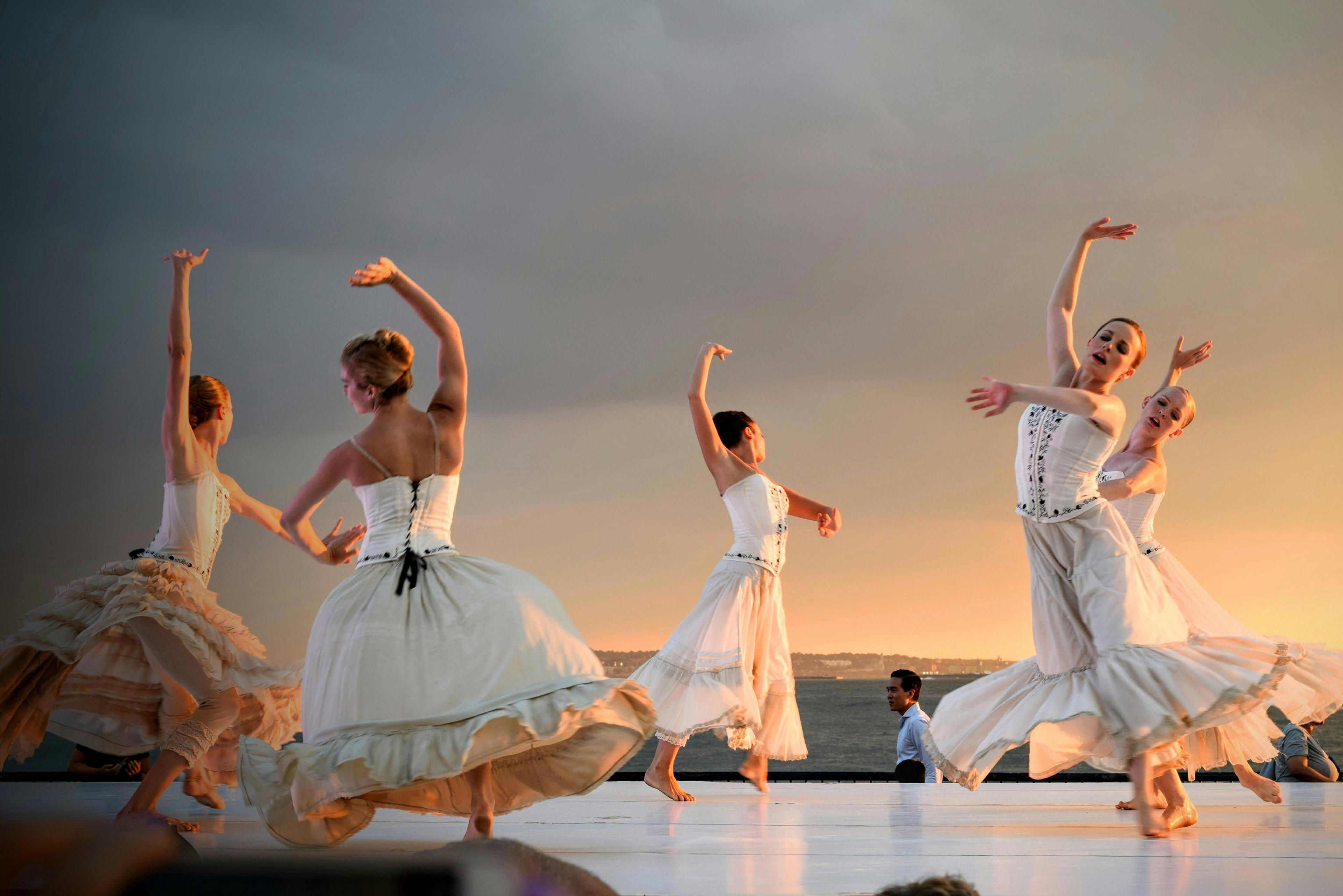 Performed by Thomas/Ortiz Dance, the dance is called “Undamely”. The picture was taken at Battery Dance festival in 2016.