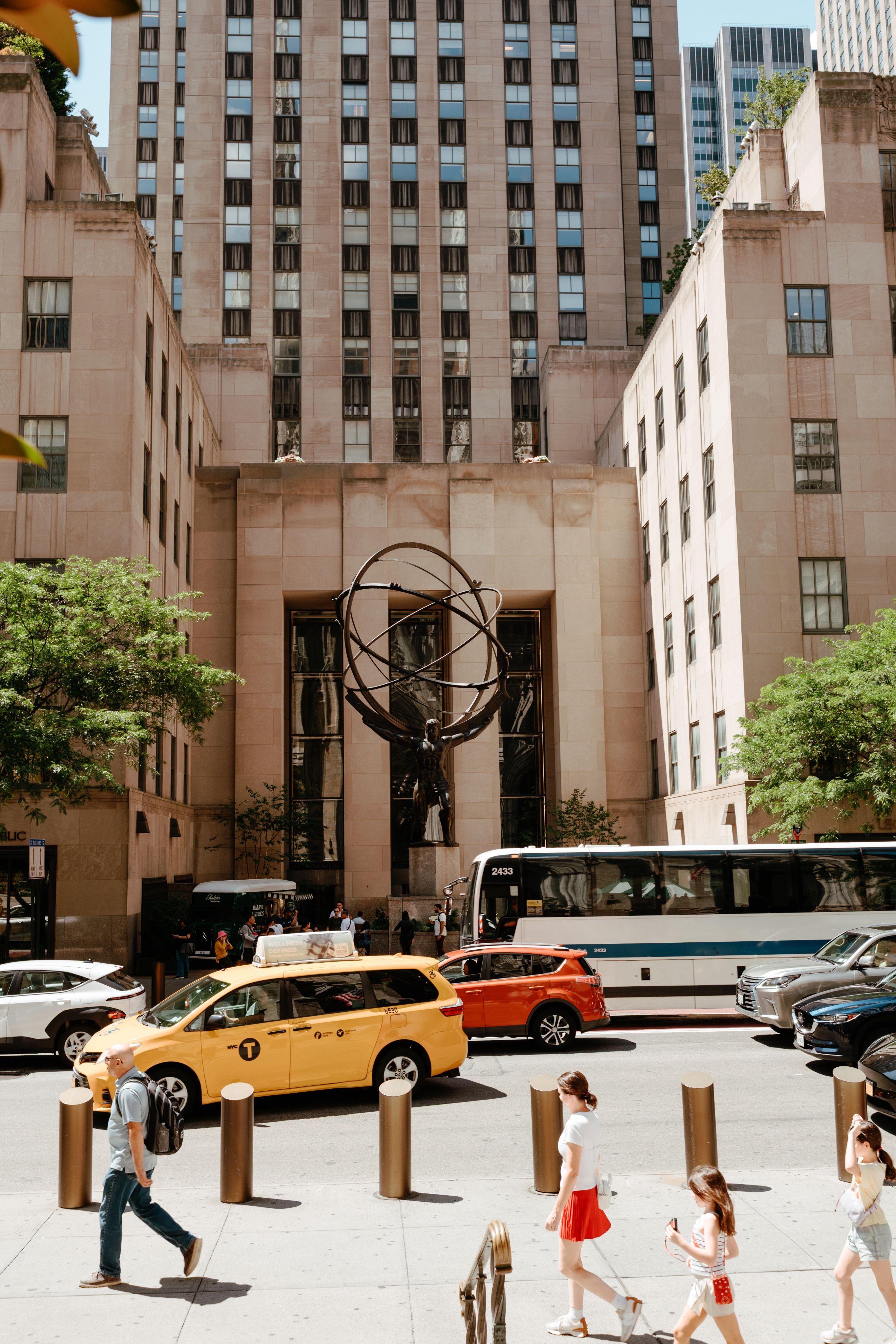 atlas statue outside 45 rockefeller plaza