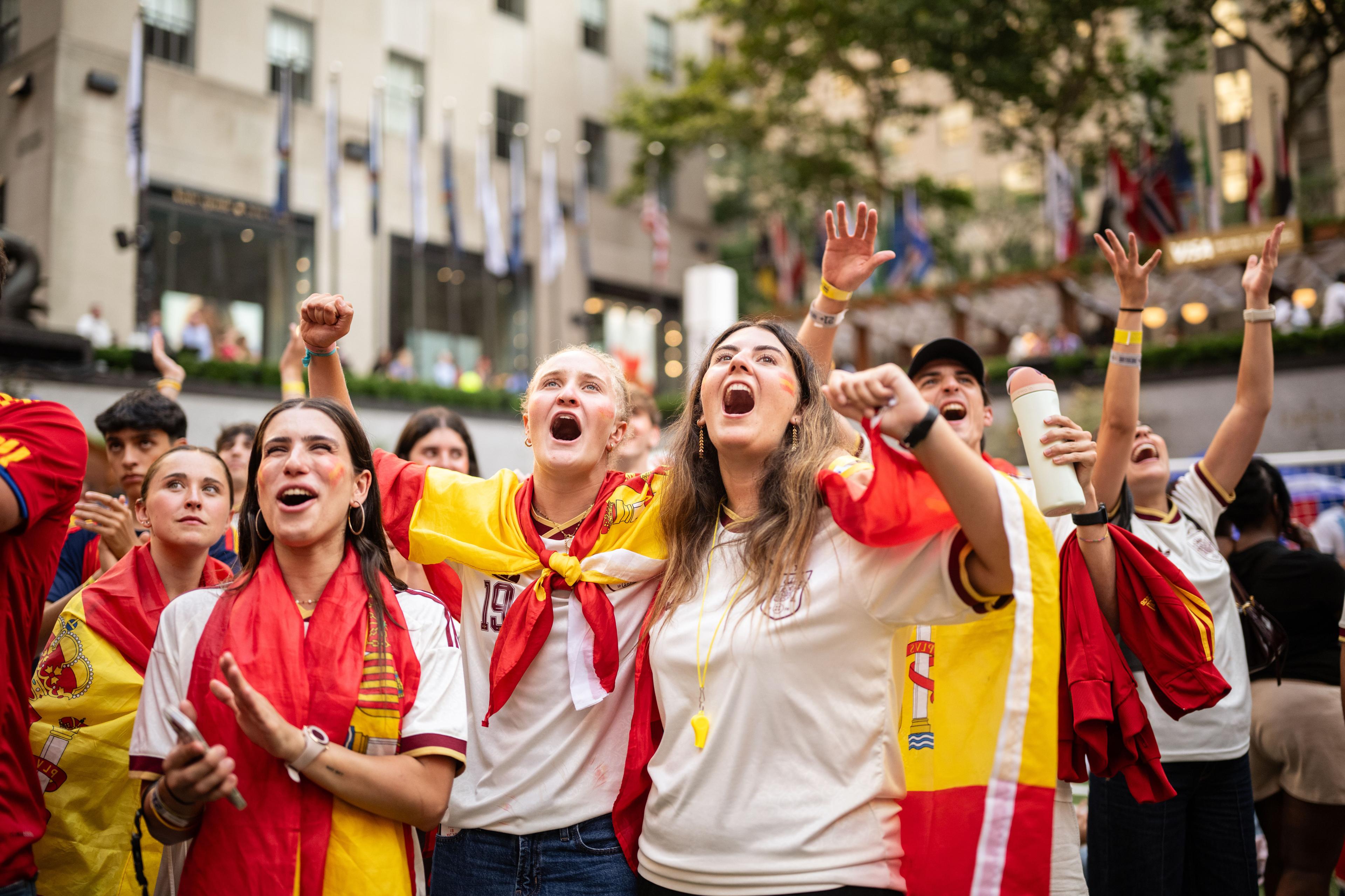spain fans at rockefeller center